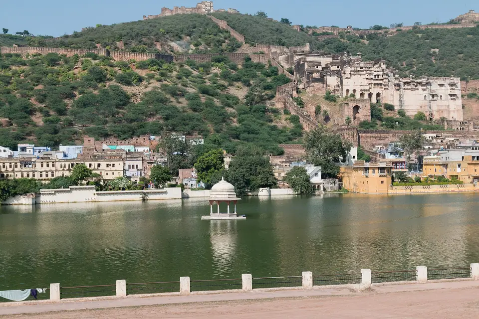 Garh Palace and the cenotaph on Nawal Sagar, Bundi